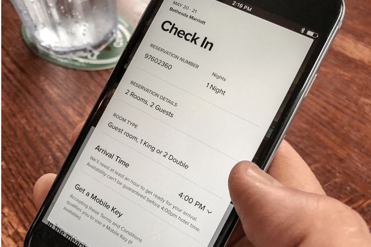 Safe hotel booking tips — checking reviews before paying